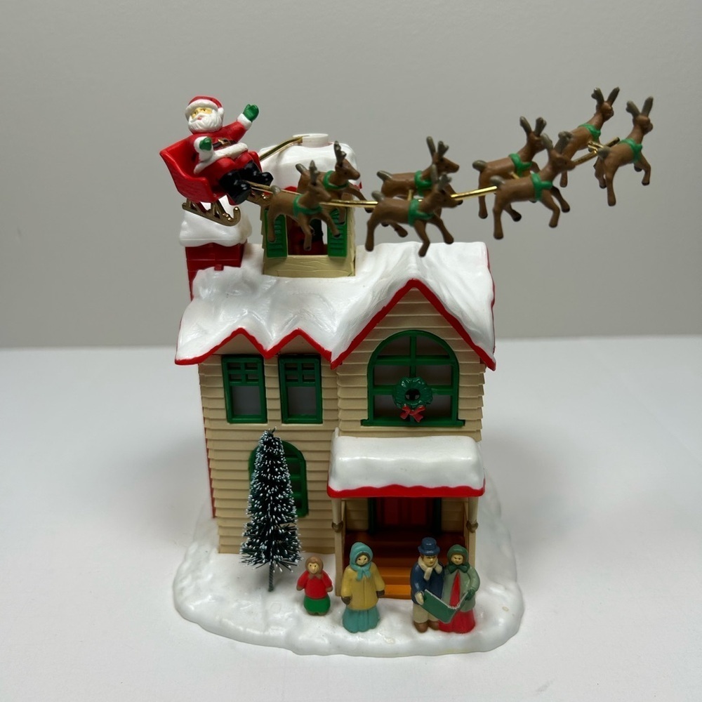 Vintage 1980 Enesco Up On The House Top Christmas Animated Music Box Macao E6142